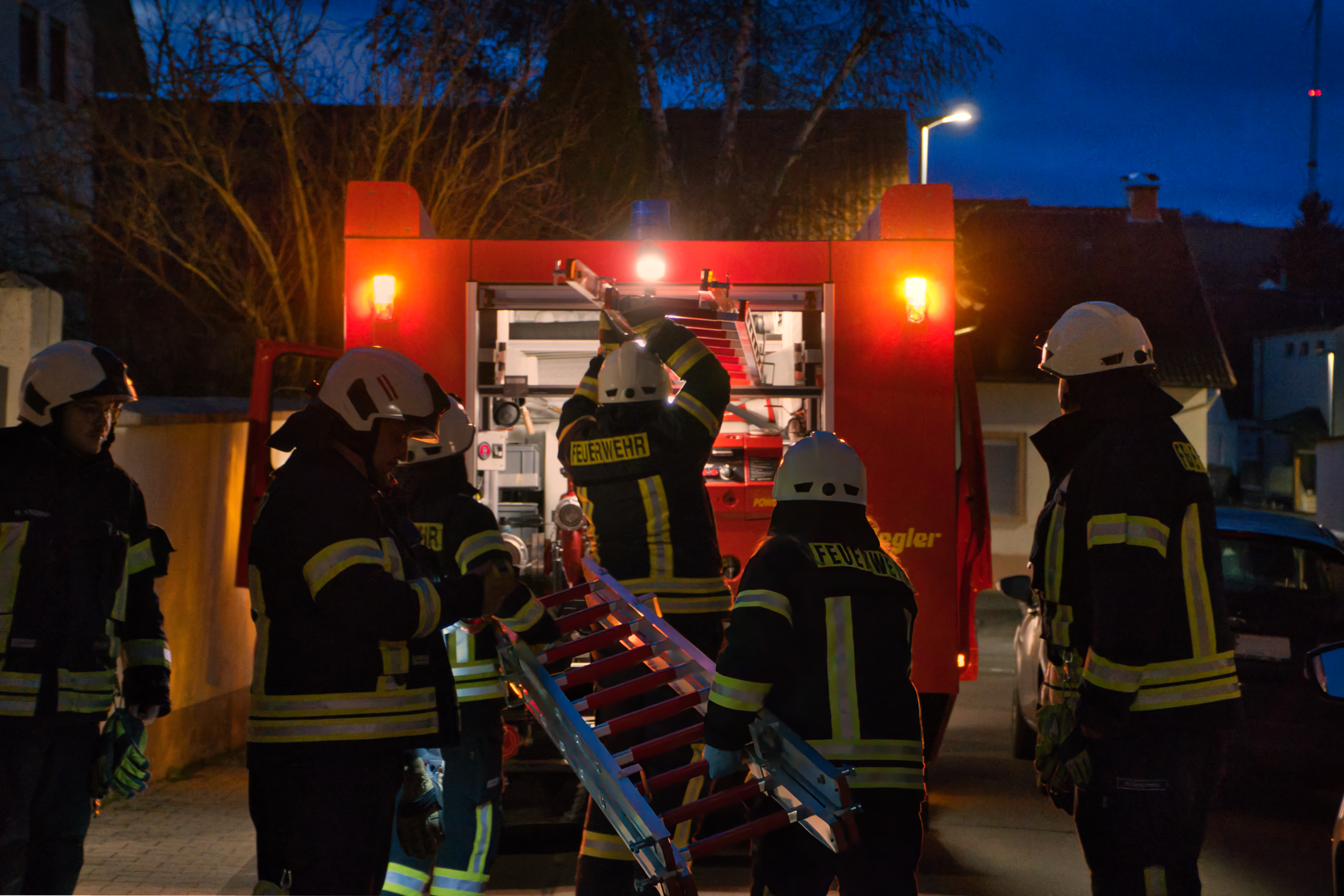 Die Mannschaft nach dem Einsatz beim zurückbauen. Die Leiterteile wurden getrennt und werden im Tanklöschfahrzeug verstaut.