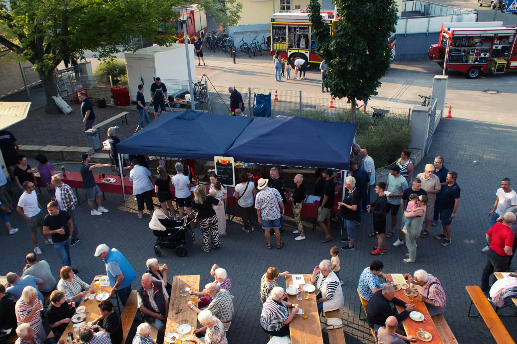 Ein voller Essensstand auf dem Grillfest der Feuerwehr